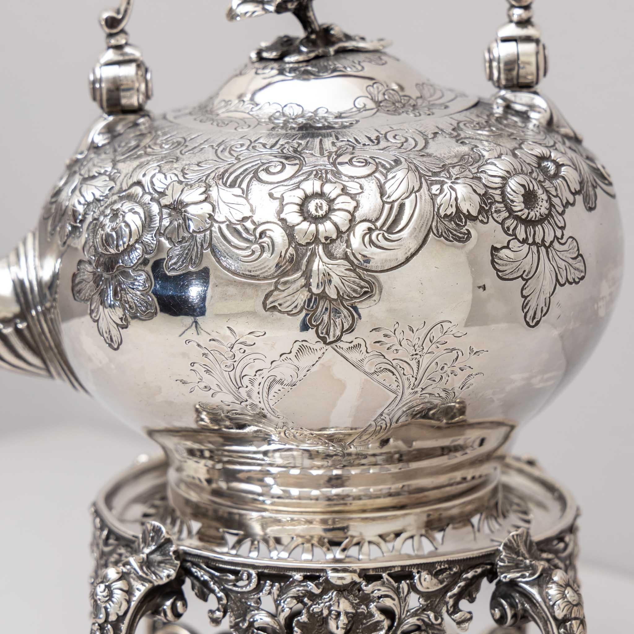 Silberne Teekanne aus Silber mit Ständer, T. Heming und S. Whitford, London 1750 / 1818 im Zustand „Gut“ im Angebot in Greding, DE