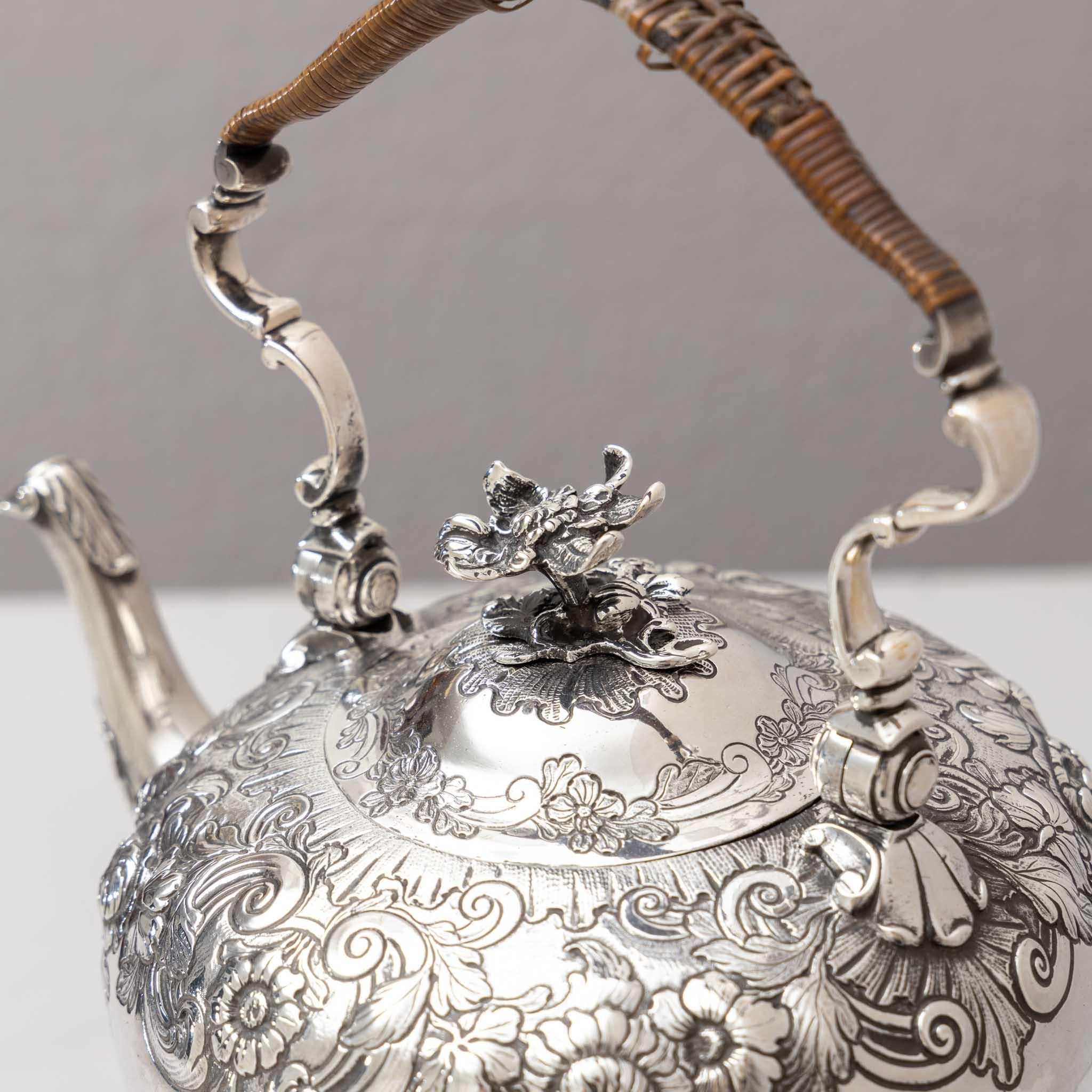 Silberne Teekanne aus Silber mit Ständer, T. Heming und S. Whitford, London 1750 / 1818 (18. Jahrhundert und früher) im Angebot