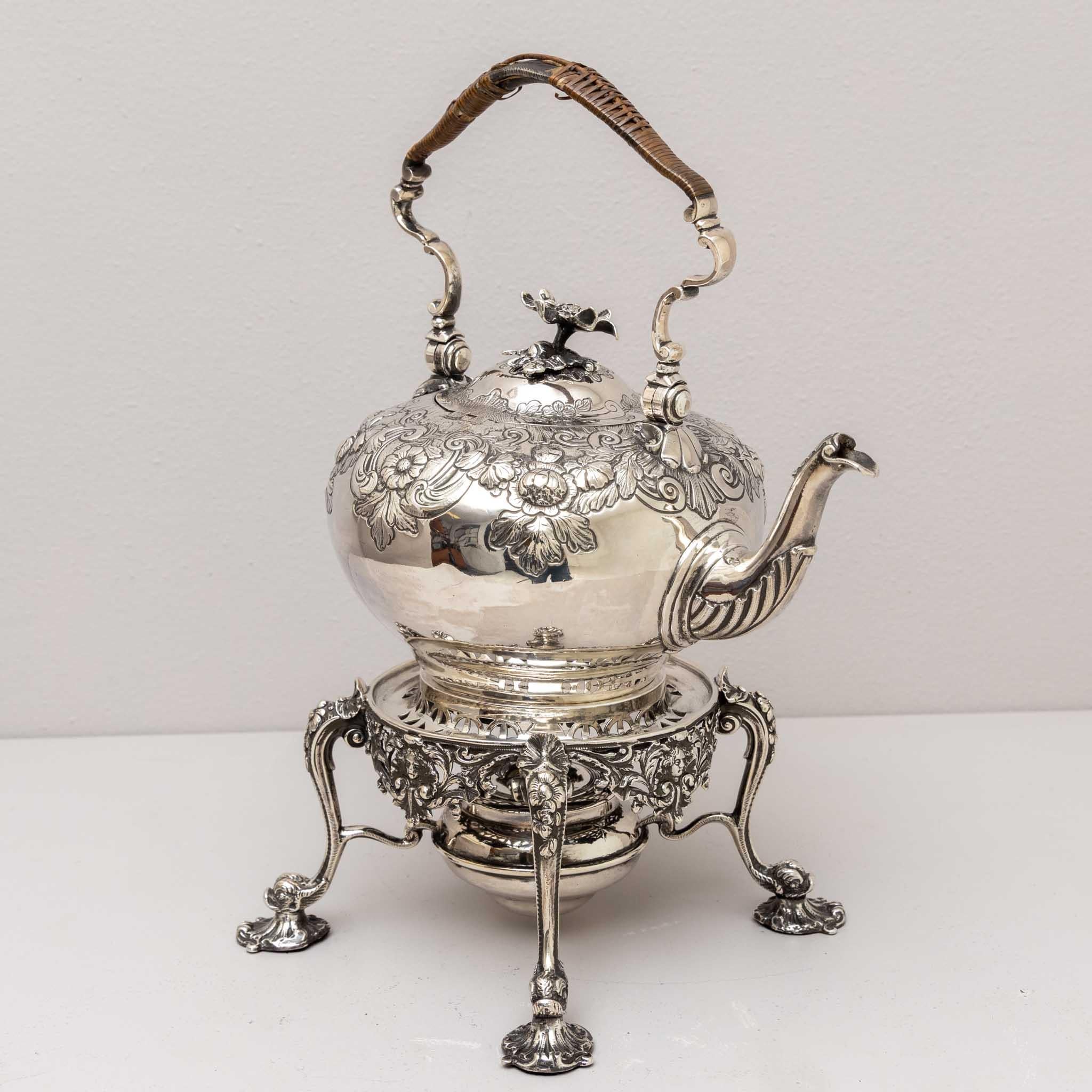 Silberne Teekanne aus Silber mit Ständer, T. Heming und S. Whitford, London 1750 / 1818 im Angebot 1
