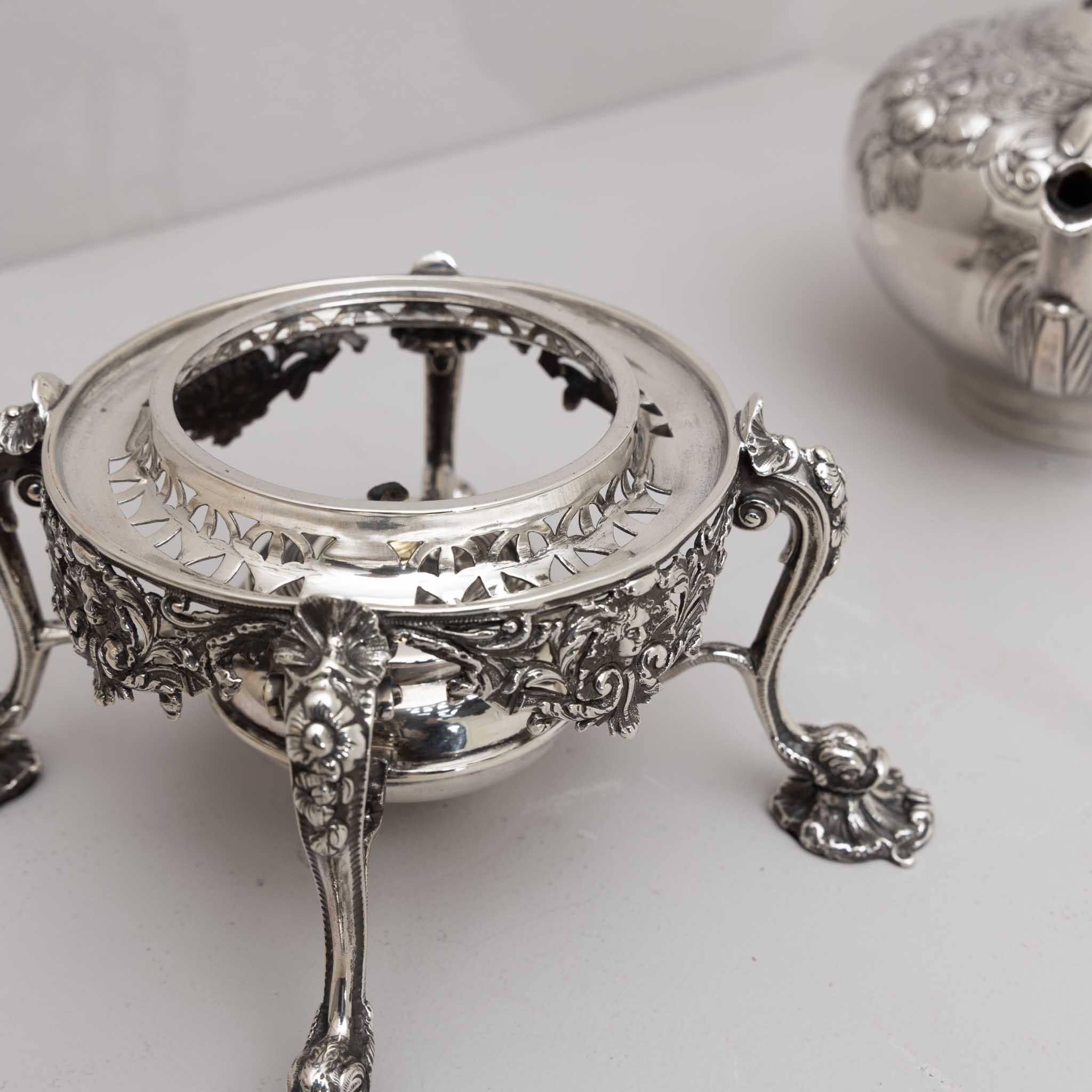 Silberne Teekanne aus Silber mit Ständer, T. Heming und S. Whitford, London 1750 / 1818 im Angebot 2