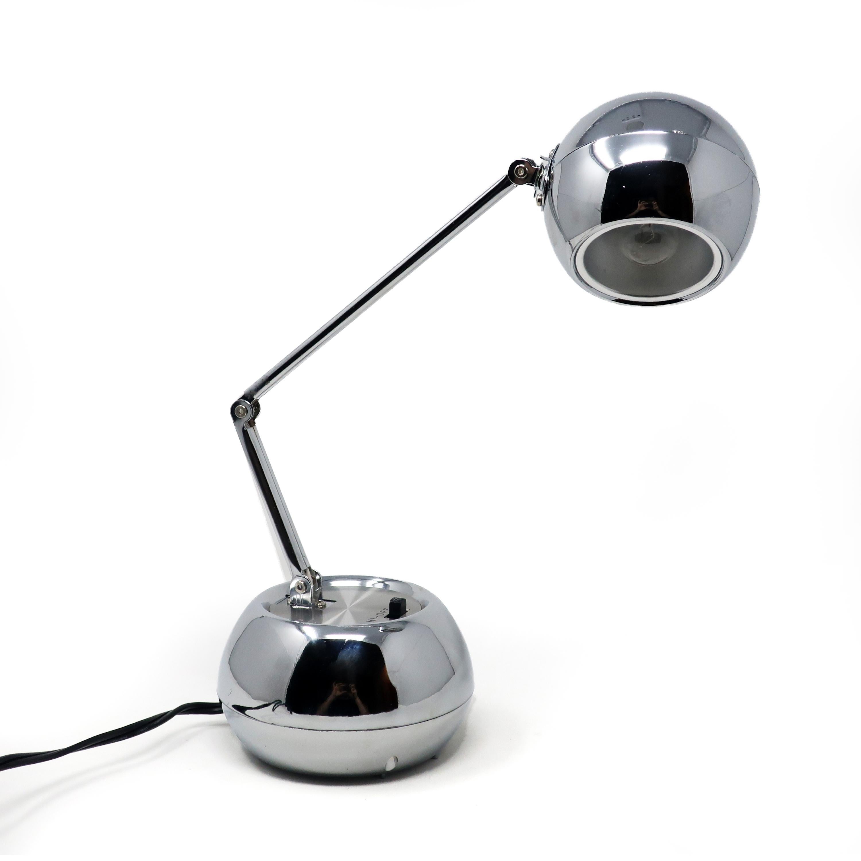 A stunning vintage Tensor Model HIL-69 eyeball desk lamp. Silver plastic base, silver plastic shade, and a chrome arm with a two intensity switch on the base. In very good vintage condition.

Measures: 8.5
