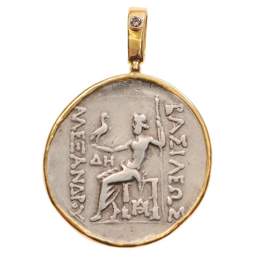 Ciondolo a forma di tetradramma in argento con due piccoli diamanti e oro 22 carati. Questa moneta proveniente dalla Tracia è stata coniata tra il 125 e il 70 a.C. circa. Sul dritto, la testa del giovane Eracle (alias Alexander Young), vestito di