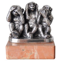 Sculpture de trois singes de la sagesse en argent et marbre