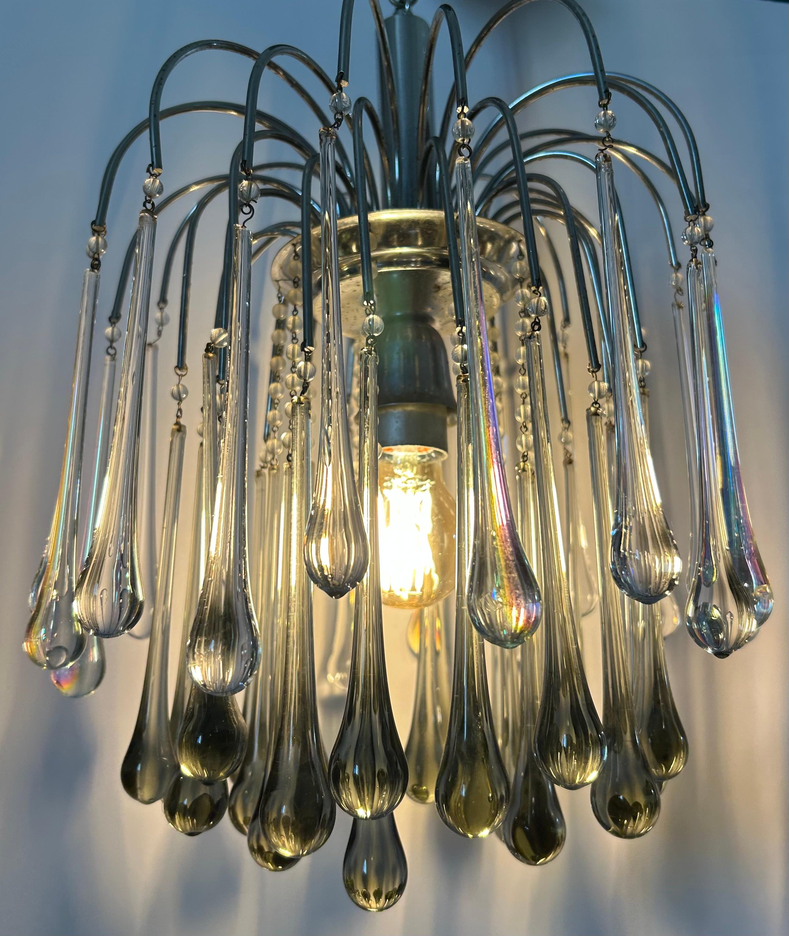 Lampadario in vetro di Murano di straordinaria bellezza. L'altezza indicata nella sezione delle misure include la catena Che.