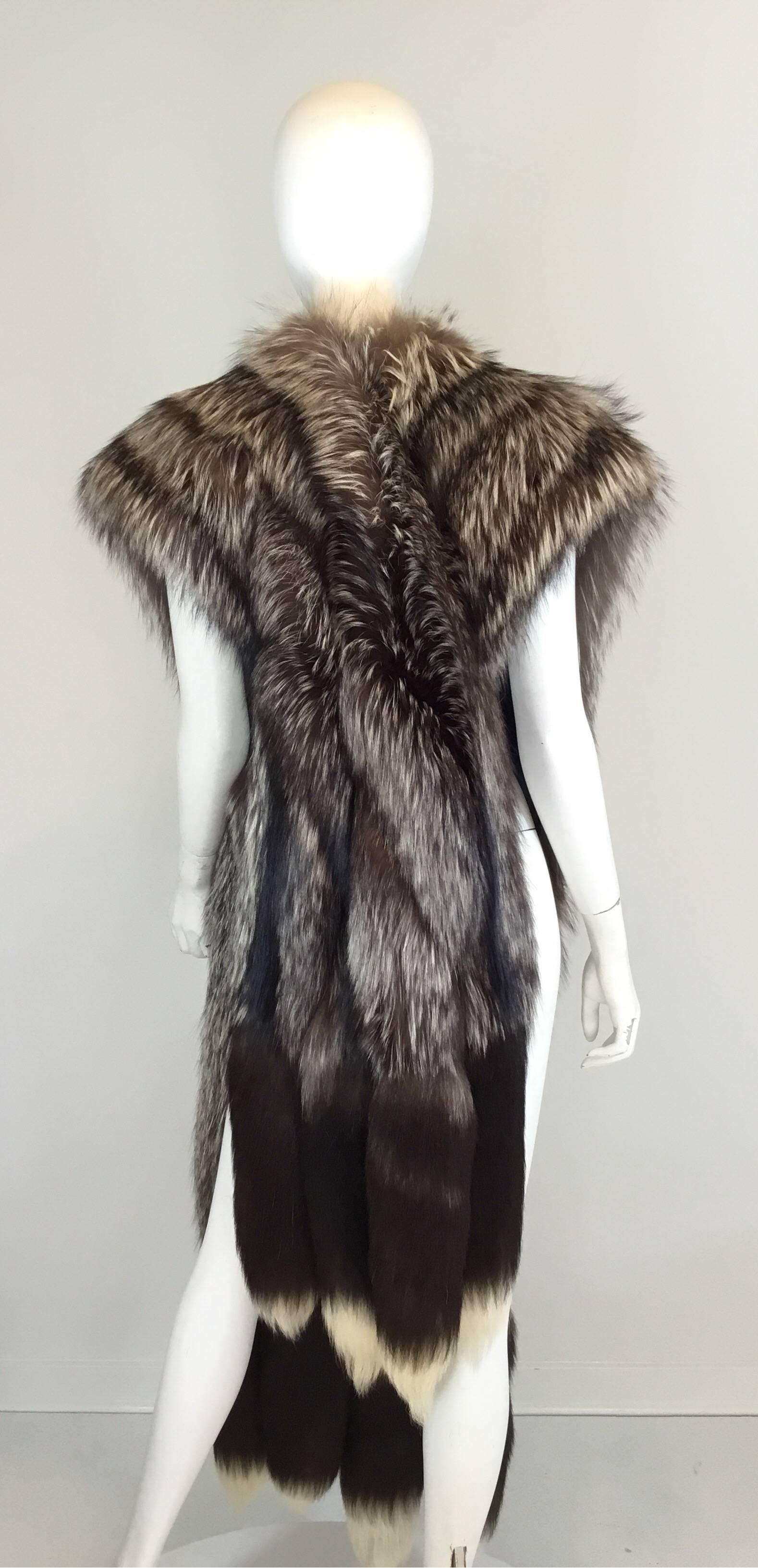 Silvertip fox fur shawl with clip-on tails. Labeled Grosvenor. Vintage and glamorous. Fur is in good condition, no flaws to mention. Length 40'' (without clip on tails), 46'' (with clip on tails)