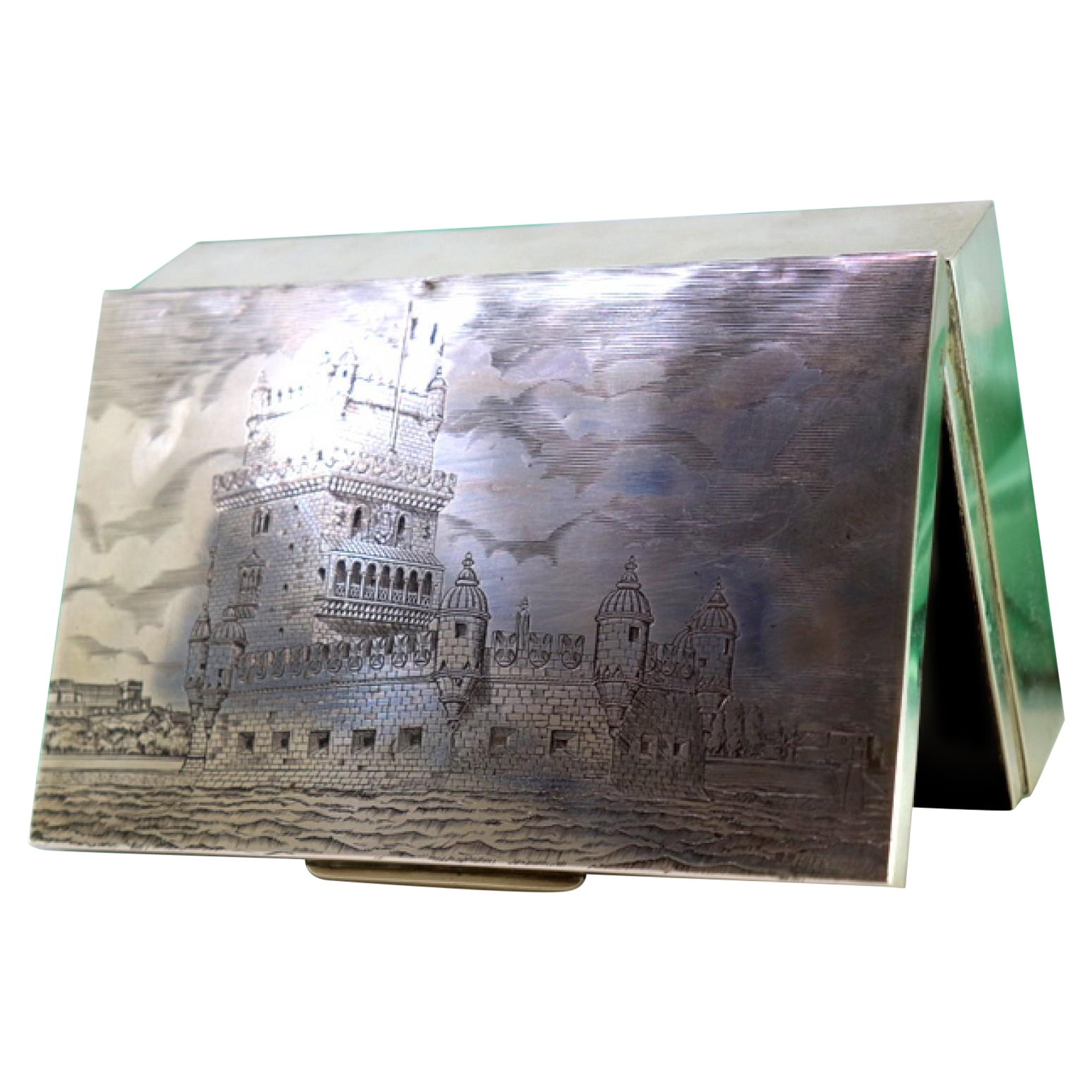 Caja de tabaco de plata con grabado de la Torre de Belém e interior de madera en venta