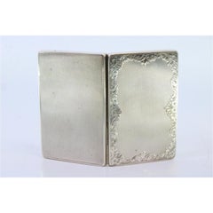 Tabaquera de plata con motivos florales guilloché, interior dorado y tapa abatible