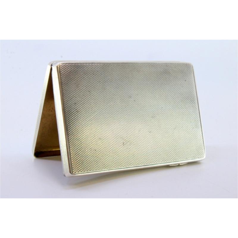 Silver tobacco box with guilloche floral motifs, gold interior and hinged lid In Good Condition For Sale In Porto, PT