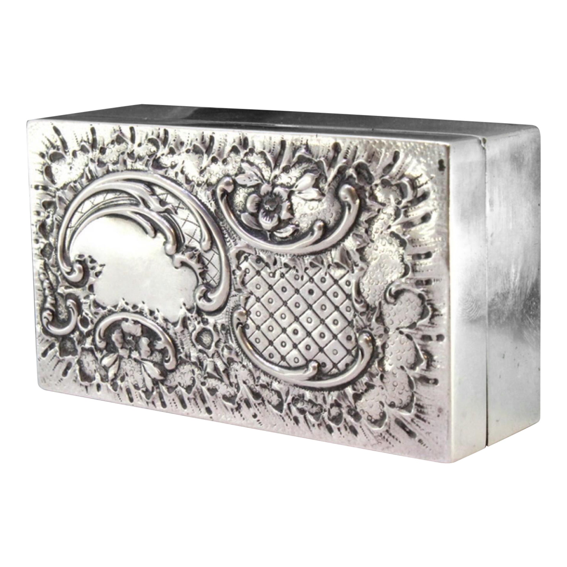 Boîte à tabac en argent avec motifs floraux en relief, monogramme et doublure en bois en vente