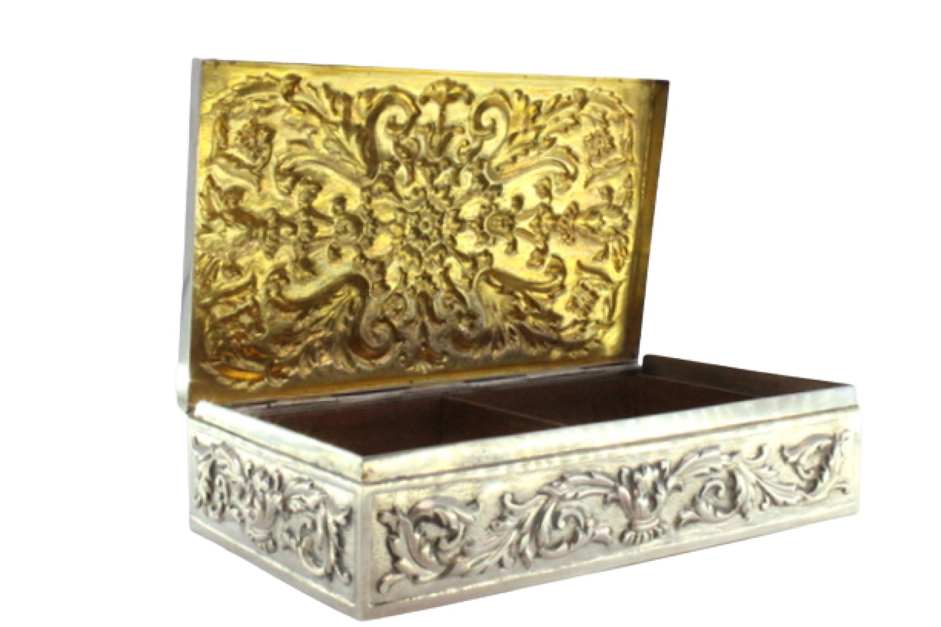 Description: Silver tobacco box with wood-lined interior, two compartments and hinged lid. Metal: Silver. Origin: Portuguese. Mark: standing eagle ITítulo. Weight: 833.38 grams. Dimensions: 20.2cmx12.2cm. Content: 916/1000. Assay Mark: Yes, between