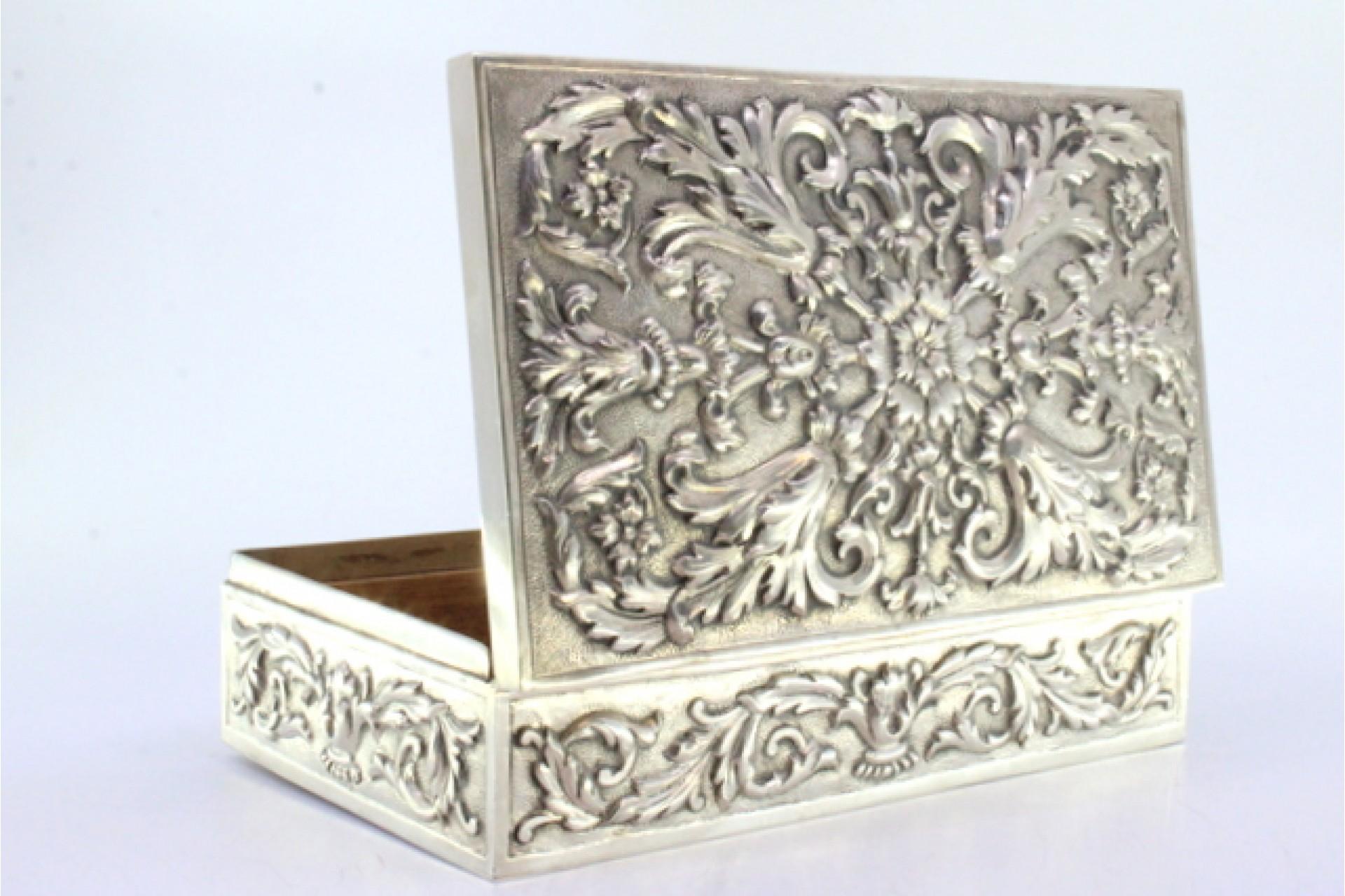 Silver tobacco box with wood lining, two compartments and hinged lid For Sale 1
