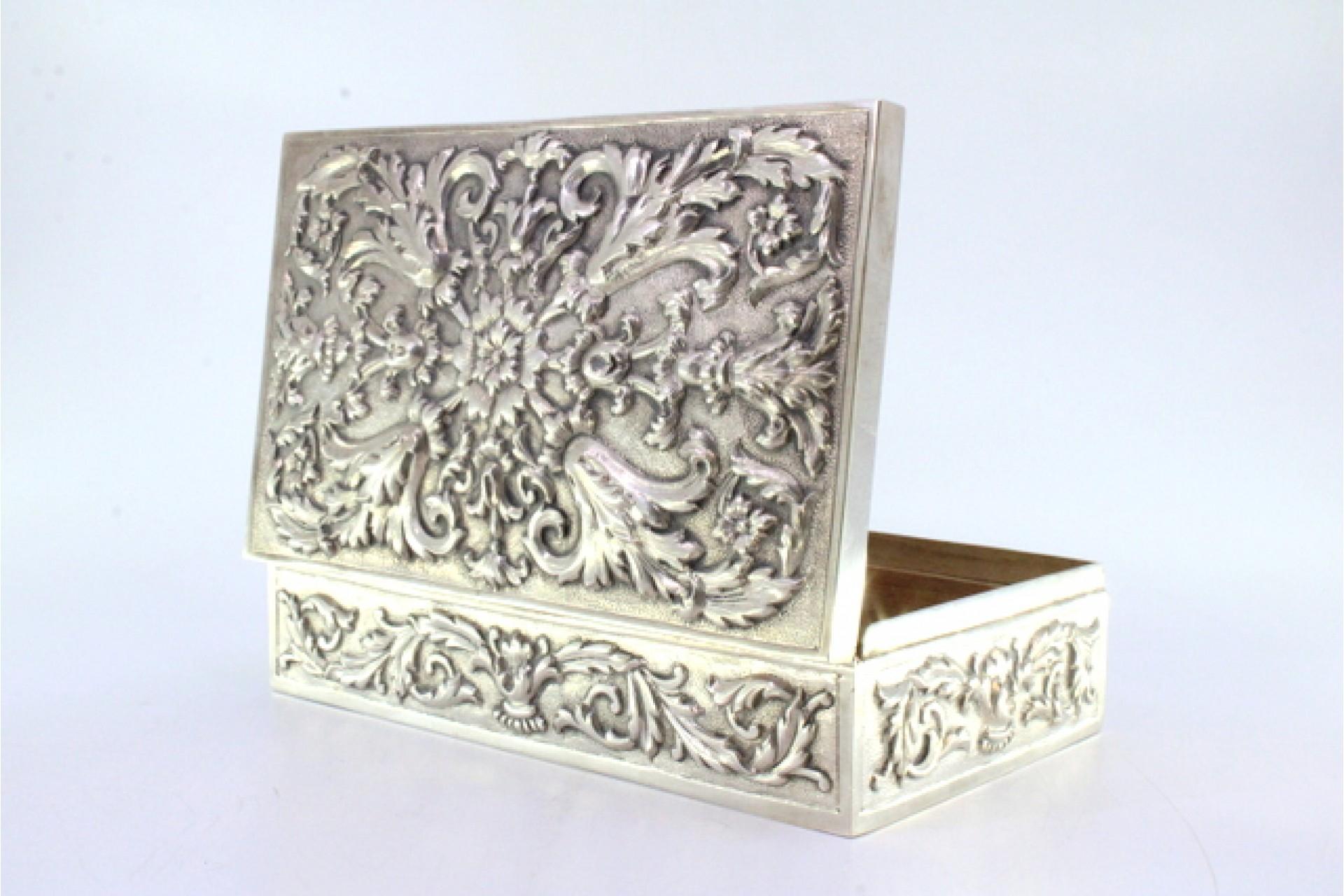 Silver tobacco box with wood lining, two compartments and hinged lid For Sale 2