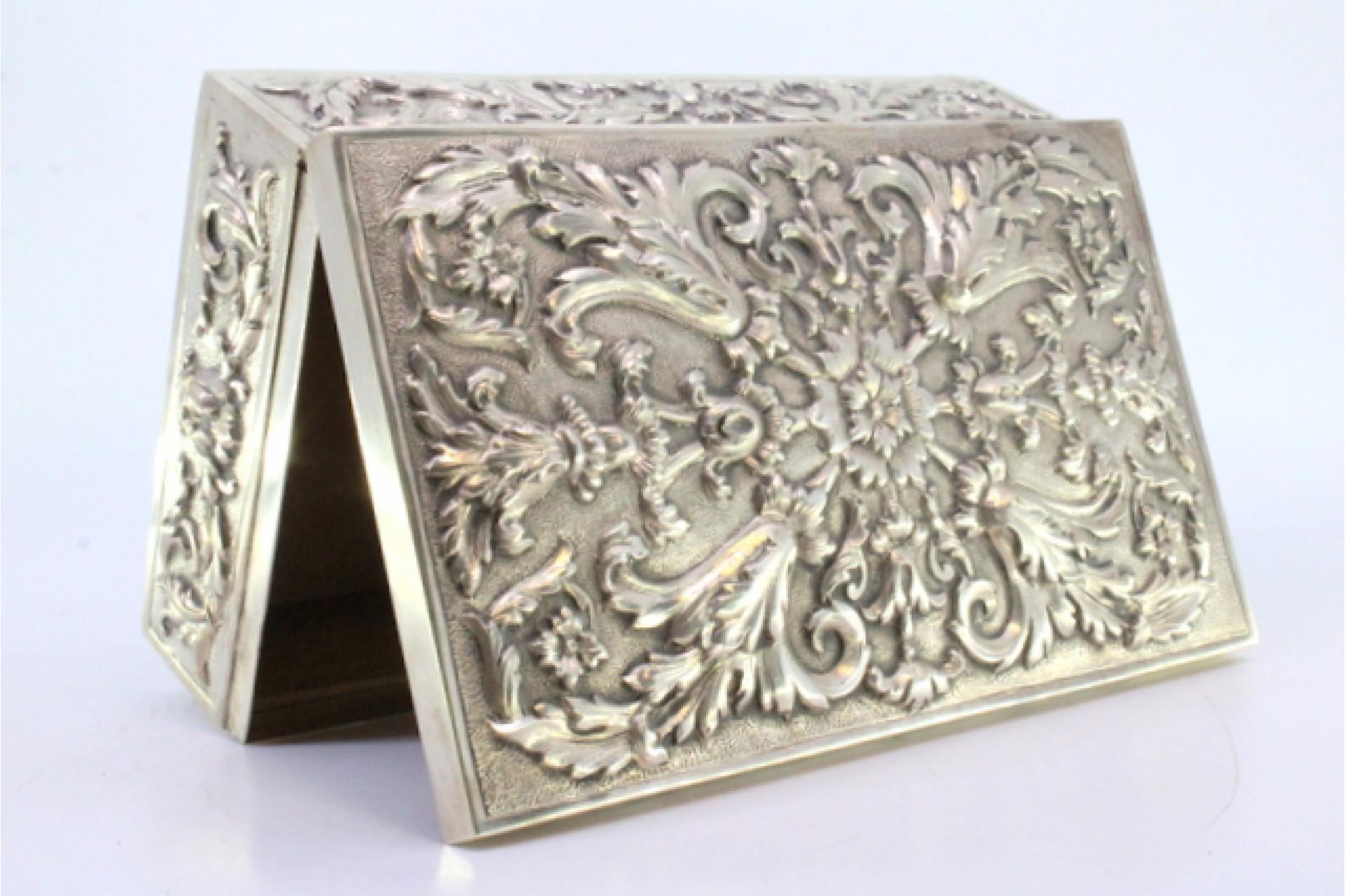 Silver tobacco box with wood lining, two compartments and hinged lid For Sale 3