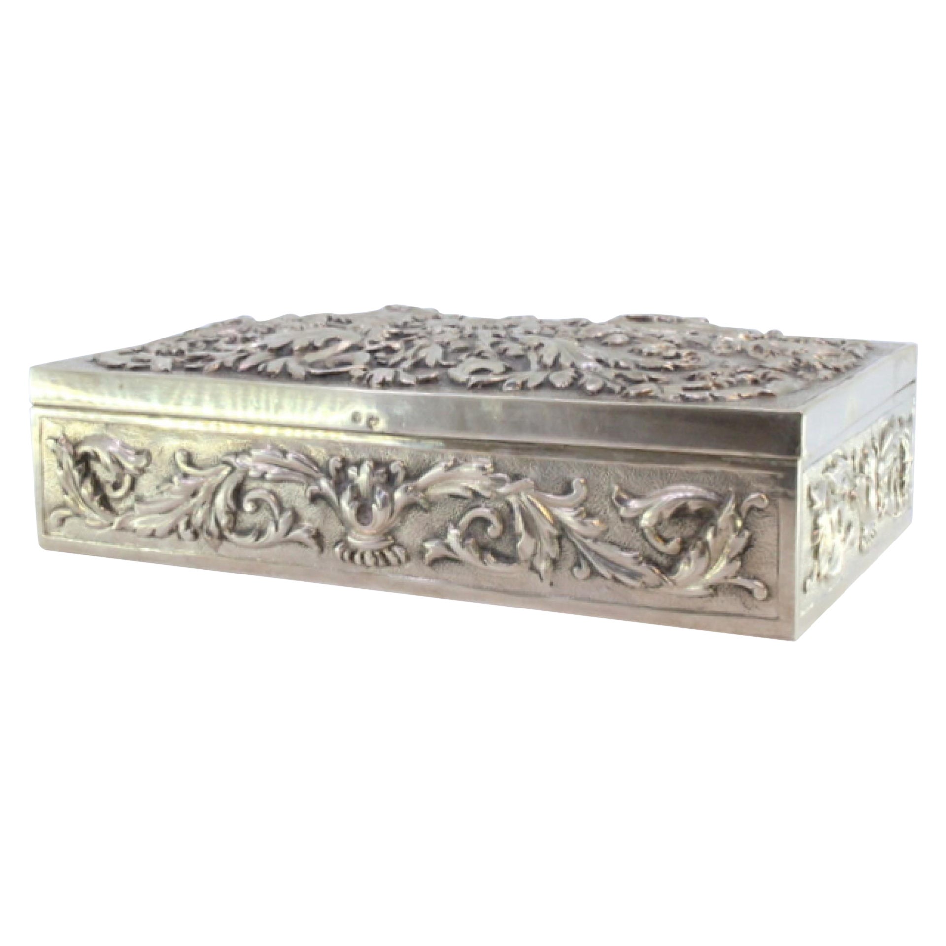 Silver tobacco box with wood lining, two compartments and hinged lid