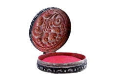 Scatola da toilette in argento per "rouge" con motivi in rilievo sul coperchio incernierato