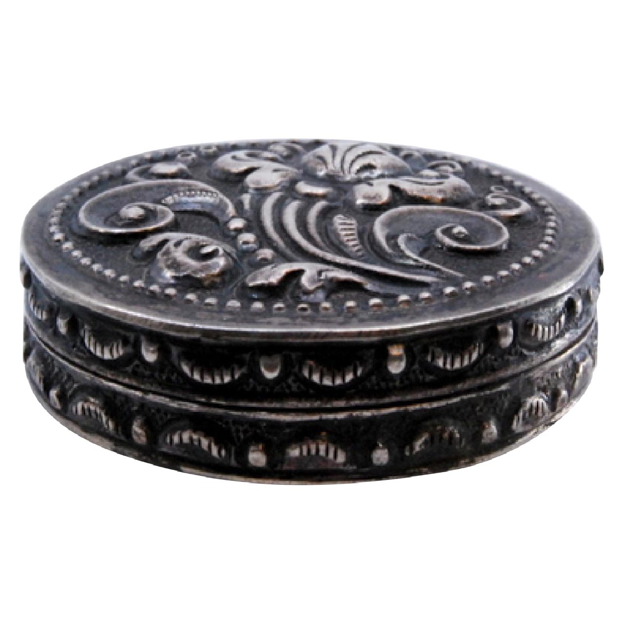 Silver toiletry box for "rouge" embossed with motifs on the hinged lid