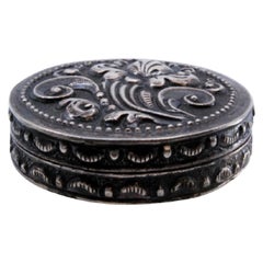 Silver toiletry box for "rouge" embossed with motifs on the hinged lid