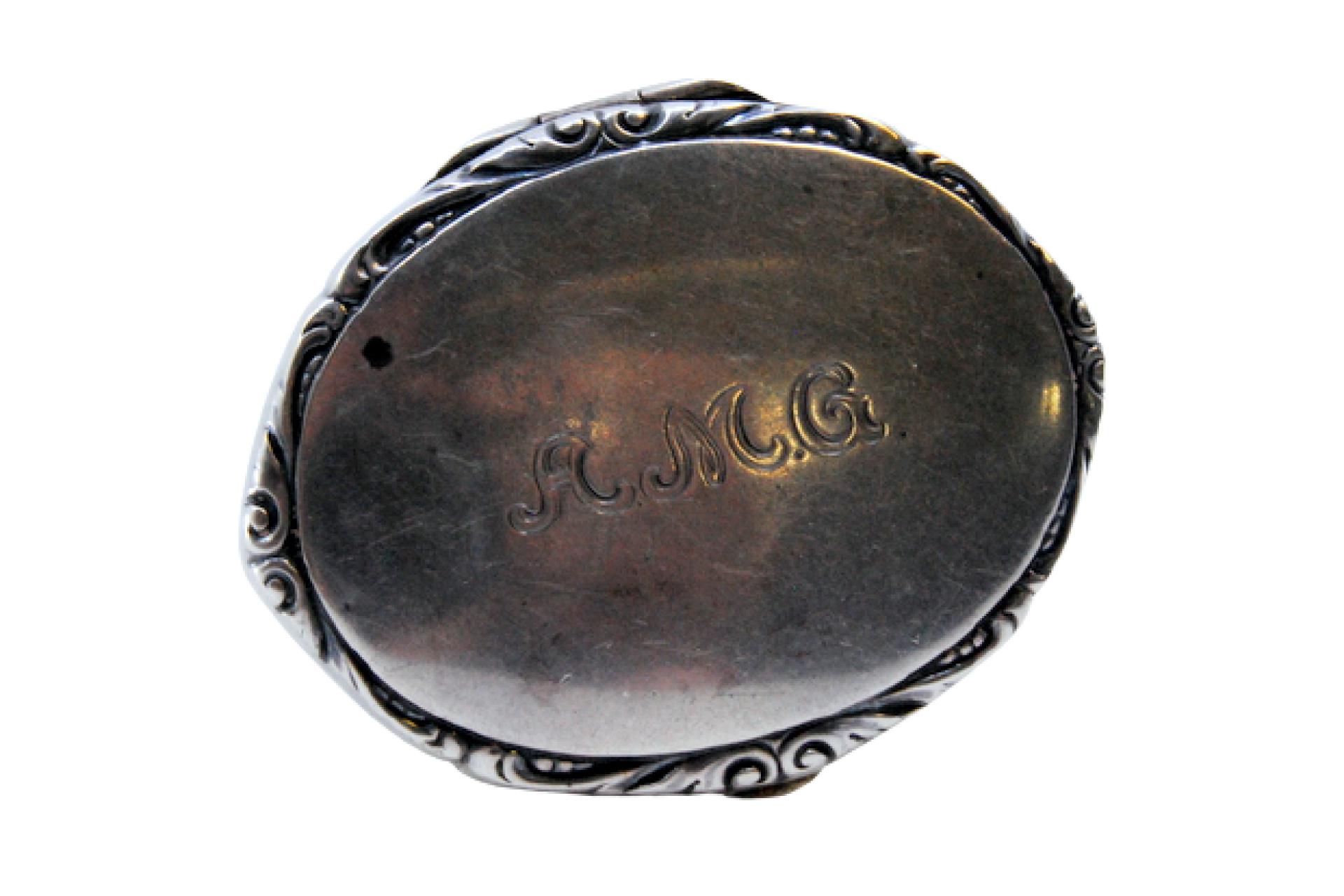 Description: Silver toiletry box with mirror inside and rimmed with a frieze on the hinged lid. Metal: Silver. Origin: European. Brand: Unknown. Weight: 20.31 grams. Dimensions: 4.4x3.5cm. Content: 935/1000. Assay Mark: Yes. Additional information: