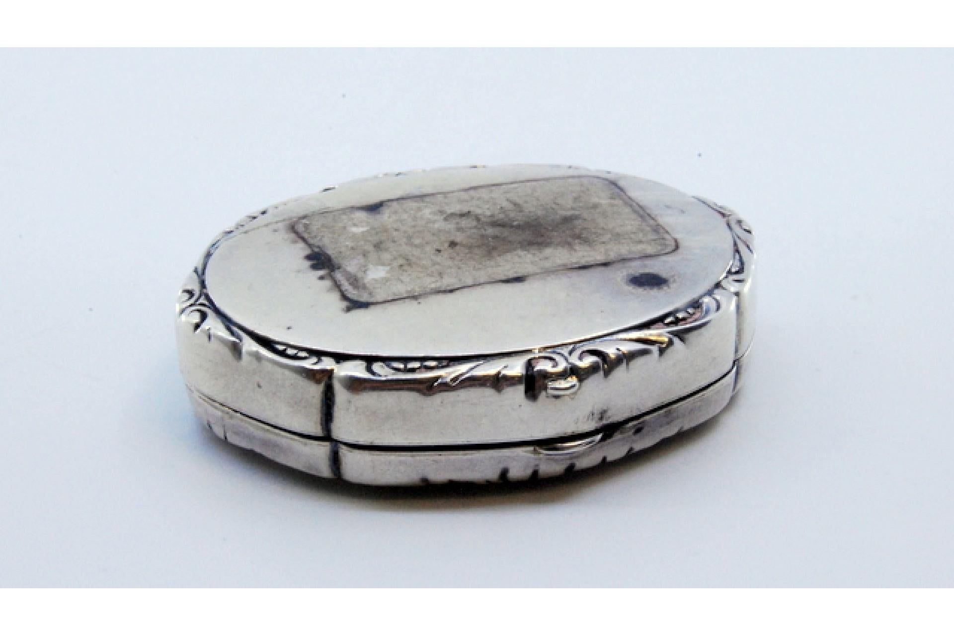 Silver toiletry box w/ mirror inside & bordered w/ a trim on the hinged lid For Sale 3