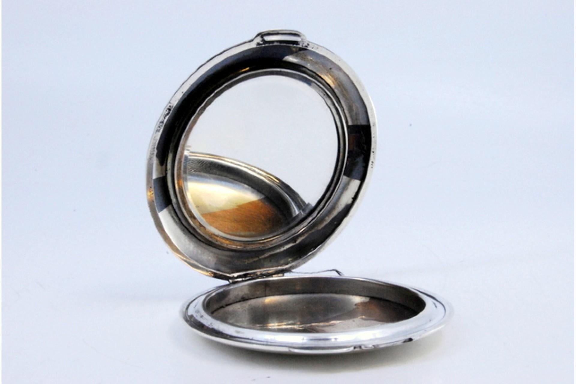 Silver toiletry box with Asian motifs engraved on the lid and mirror inside In Good Condition For Sale In Porto, PT