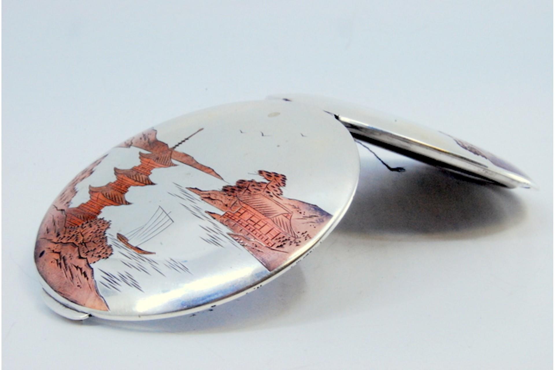 Silver toiletry box with Asian motifs engraved on the lid and mirror inside For Sale 1