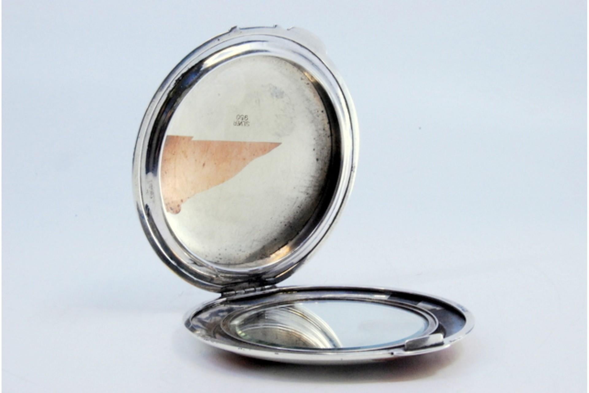 Silver toiletry box with Asian motifs engraved on the lid and mirror inside For Sale 2