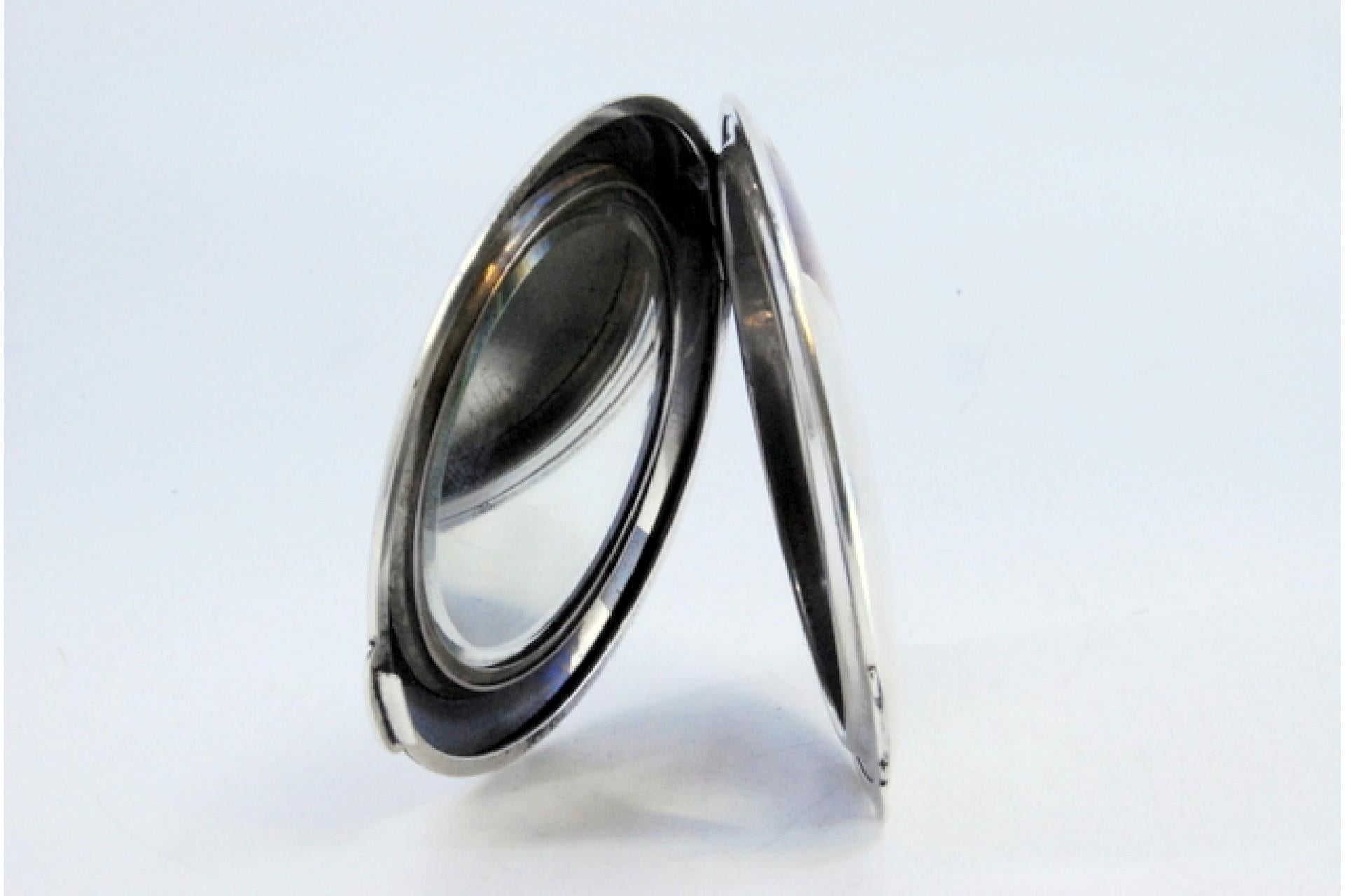 Silver toiletry box with Asian motifs engraved on the lid and mirror inside For Sale 3