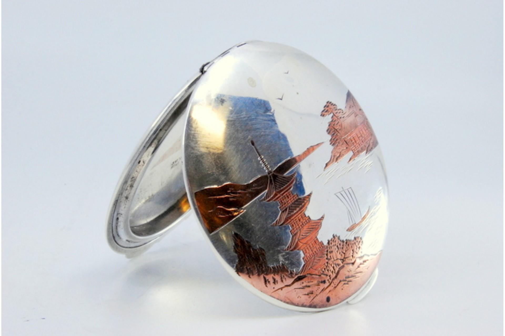 Silver toiletry box with Asian motifs engraved on the lid and mirror inside For Sale 4