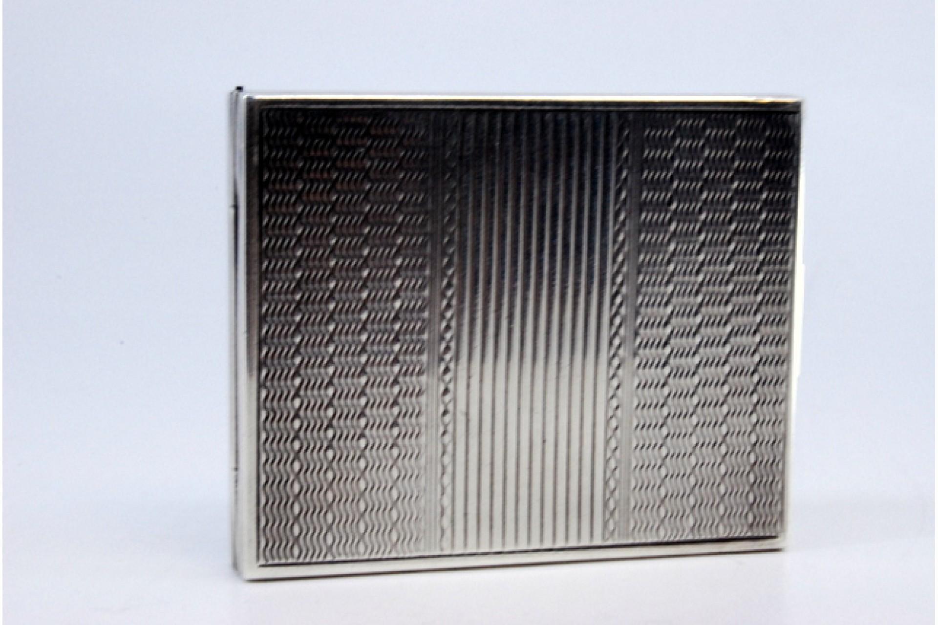 Descripción: Neceser de plata con grabado asimétrico en ambos lados. Metal: Silver. Origen: Inglés. Marca: Londres. Peso: 86,23 gramos. Dimensiones: 7x5,5cm. Contenido: 925/1000. Marca de ensayo: Sí, 1946. Información adicional: Buen estado.