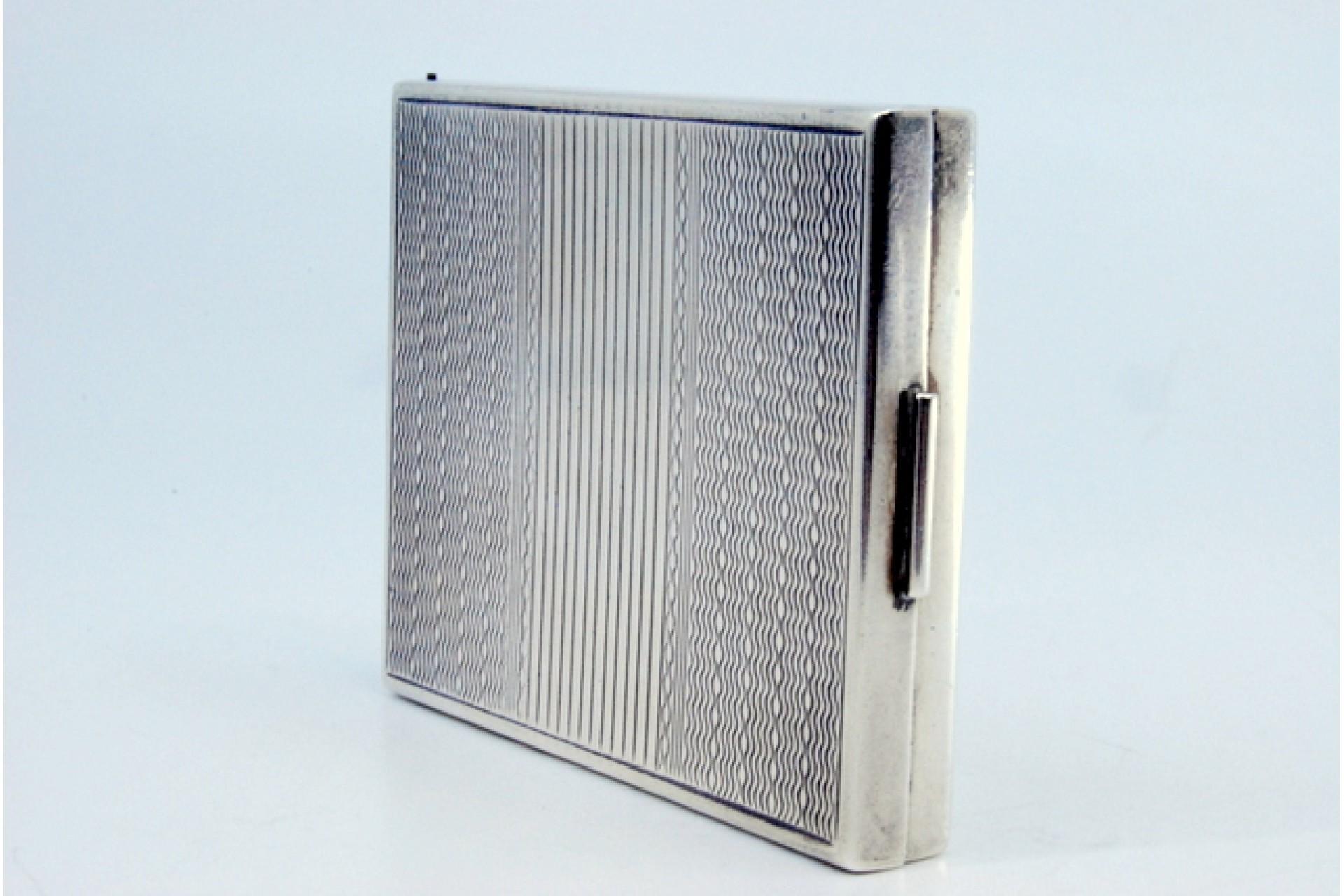 Silver toiletry box with asymmetrical engraving on both sides Europeo en venta