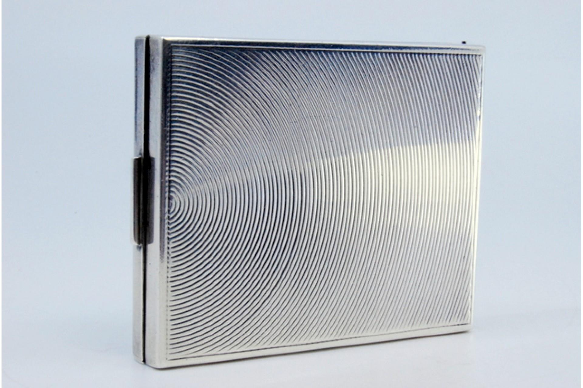 Silver toiletry box with asymmetrical engraving on both sides en Bueno estado para la venta en Porto, PT