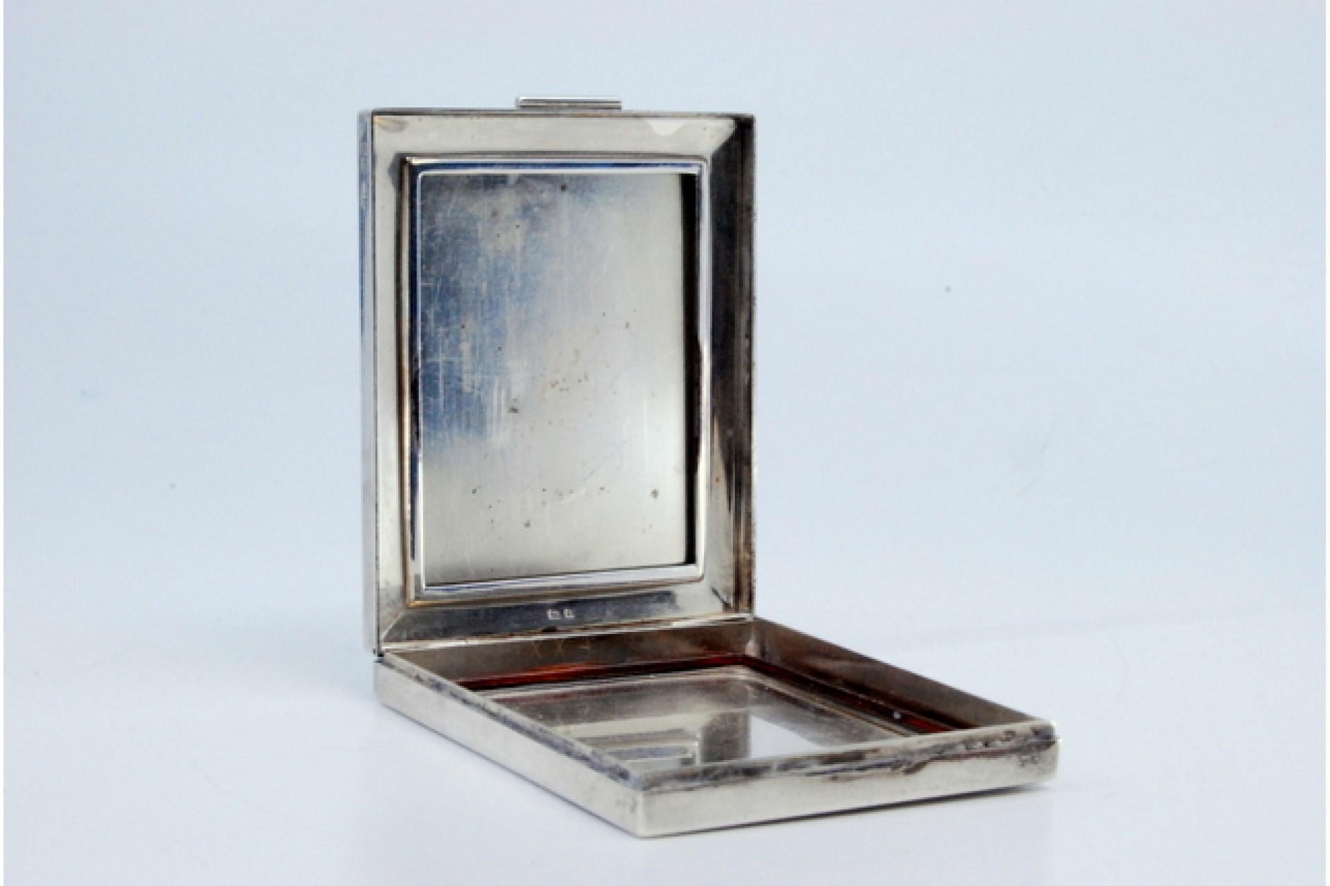 Silver toiletry box with asymmetrical engraving on both sides siglo XX en venta