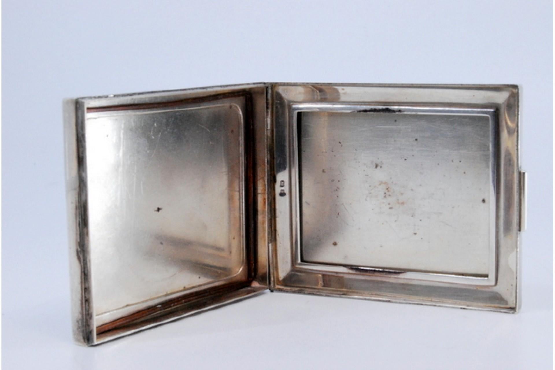 Silver toiletry box with asymmetrical engraving on both sides en venta 1