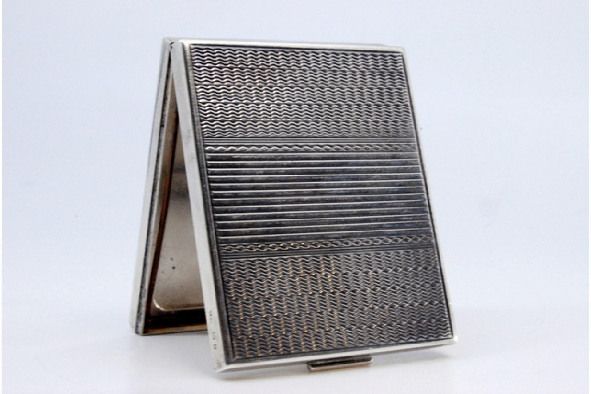 Silver toiletry box with asymmetrical engraving on both sides en venta 2