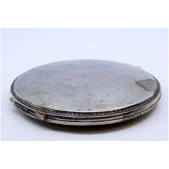 Silbernes Toilettenkästchen mit abgeschrägten Kanten und Spiegeln im Inneren