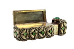 Boîte de toilette en Silver avec gravures et application de cabochons et miroir interne.