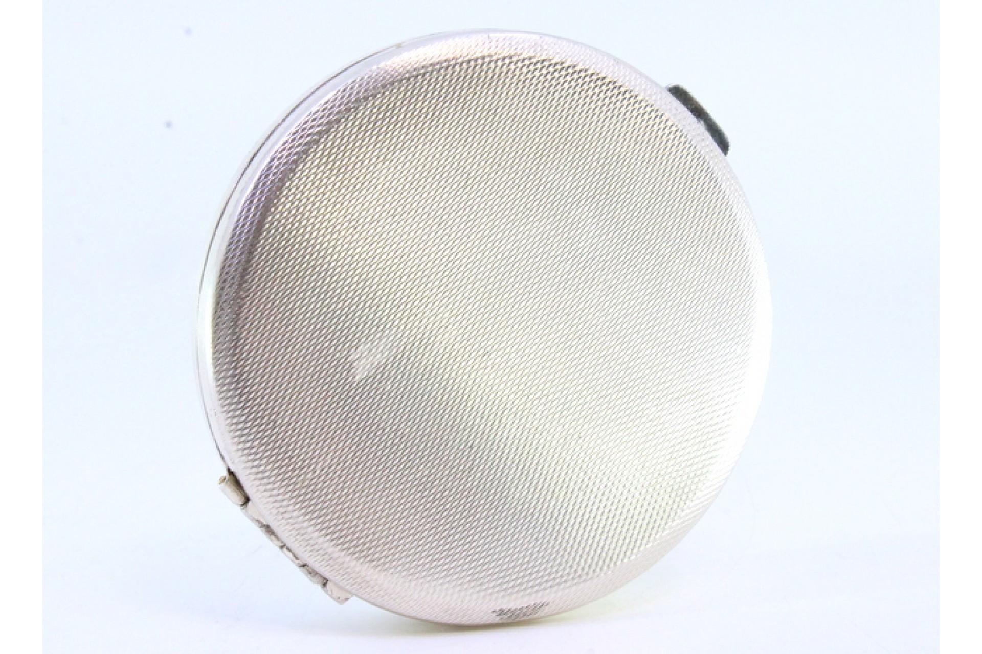 Description: Silver toiletry box with floral motifs engraved on the lid, interior mirror and guilloche base. Metal: Silver. Origin: European. Mark: Absent. Weight: 106.12 grams. Dimensions: 7.5cmx7.5cm. Content: 833/1000. Assay Mark: Absent.