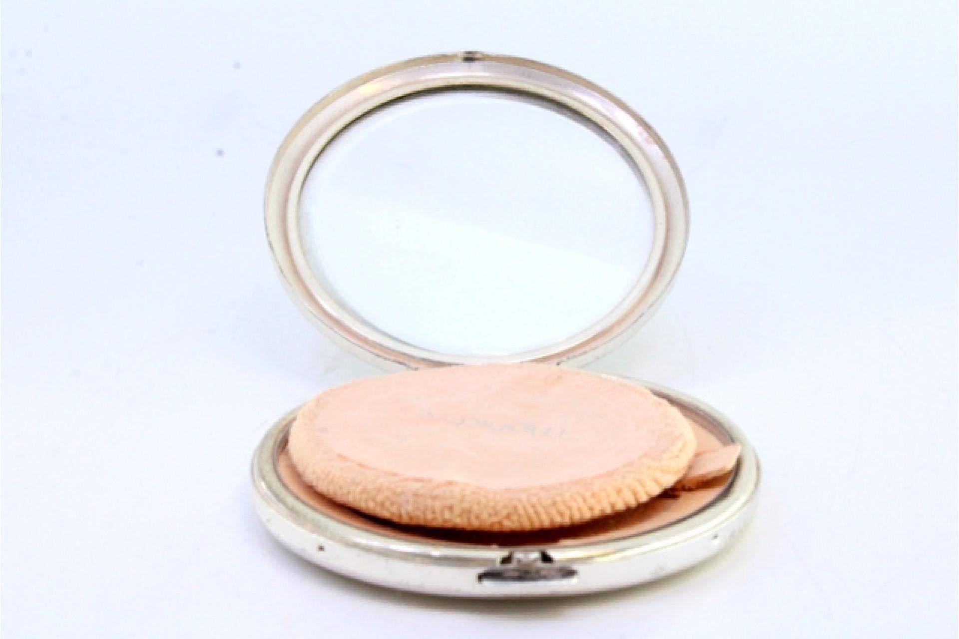 Silver toiletry box with floral engraved lid, mirror and guilloche base In Good Condition For Sale In Porto, PT