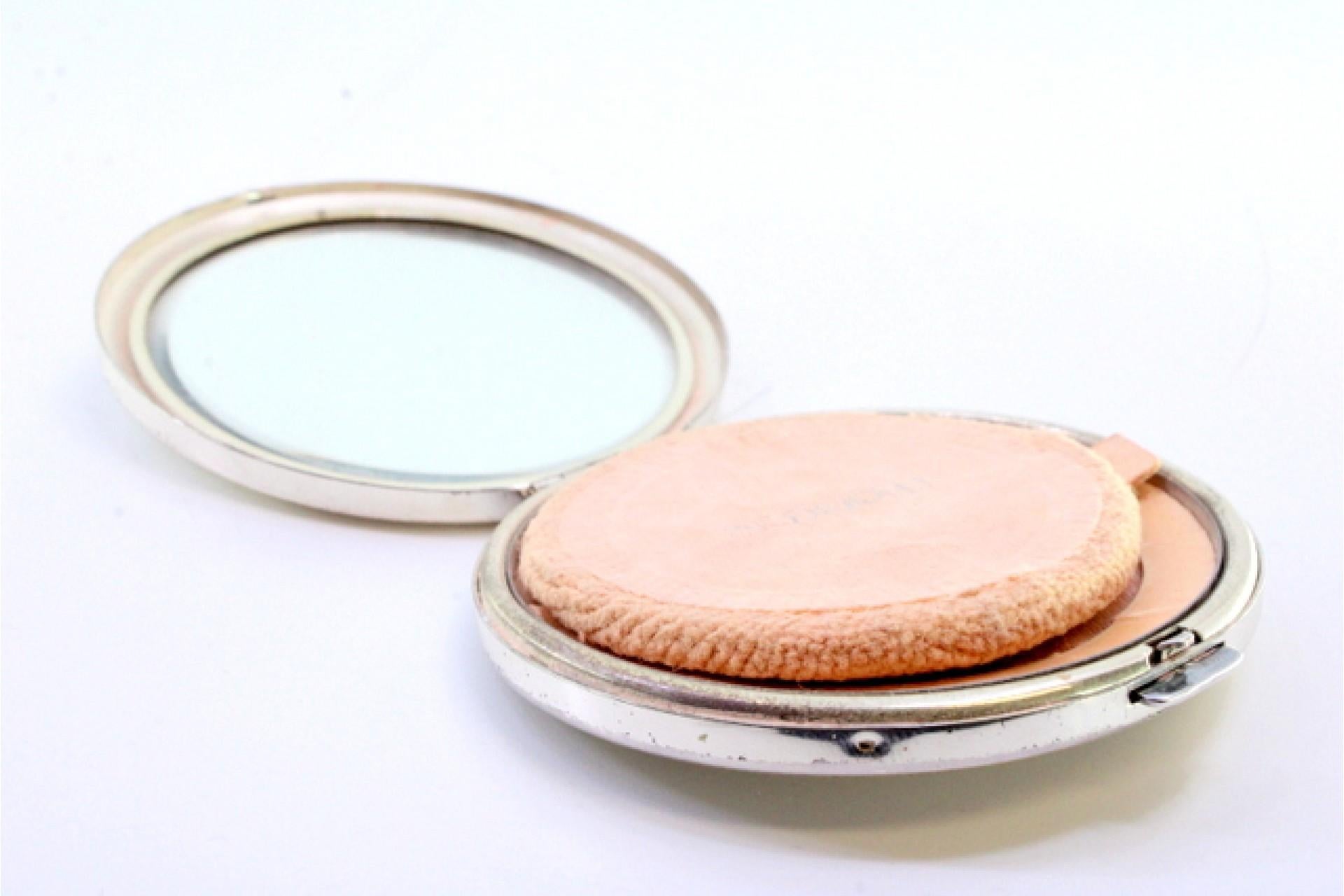 Silver toiletry box with floral engraved lid, mirror and guilloche base For Sale 1