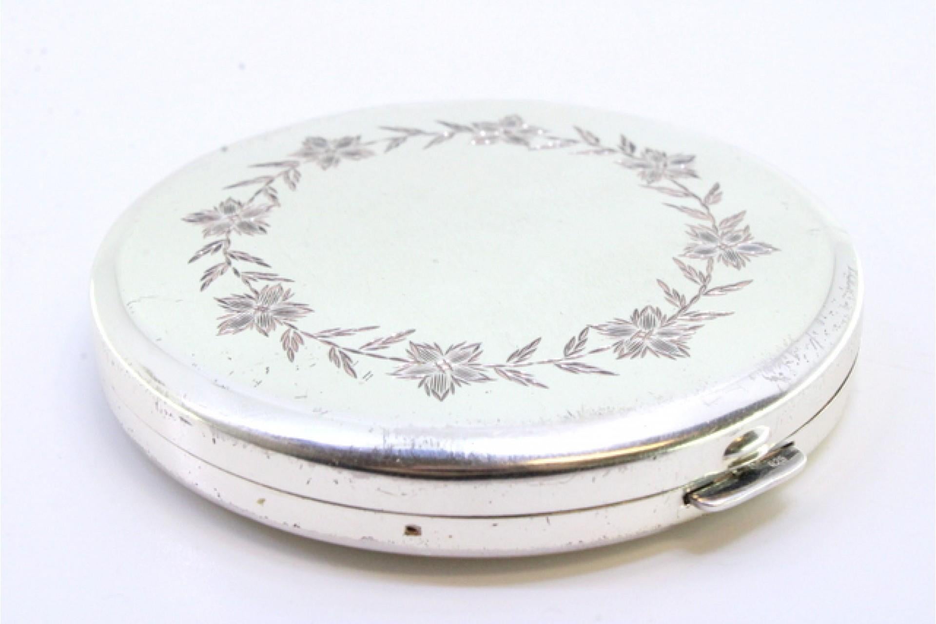 Silver toiletry box with floral engraved lid, mirror and guilloche base For Sale 2