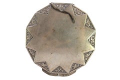 Scatola da toilette in argento con rilievi floreali, applicazione apribile e specchio interno