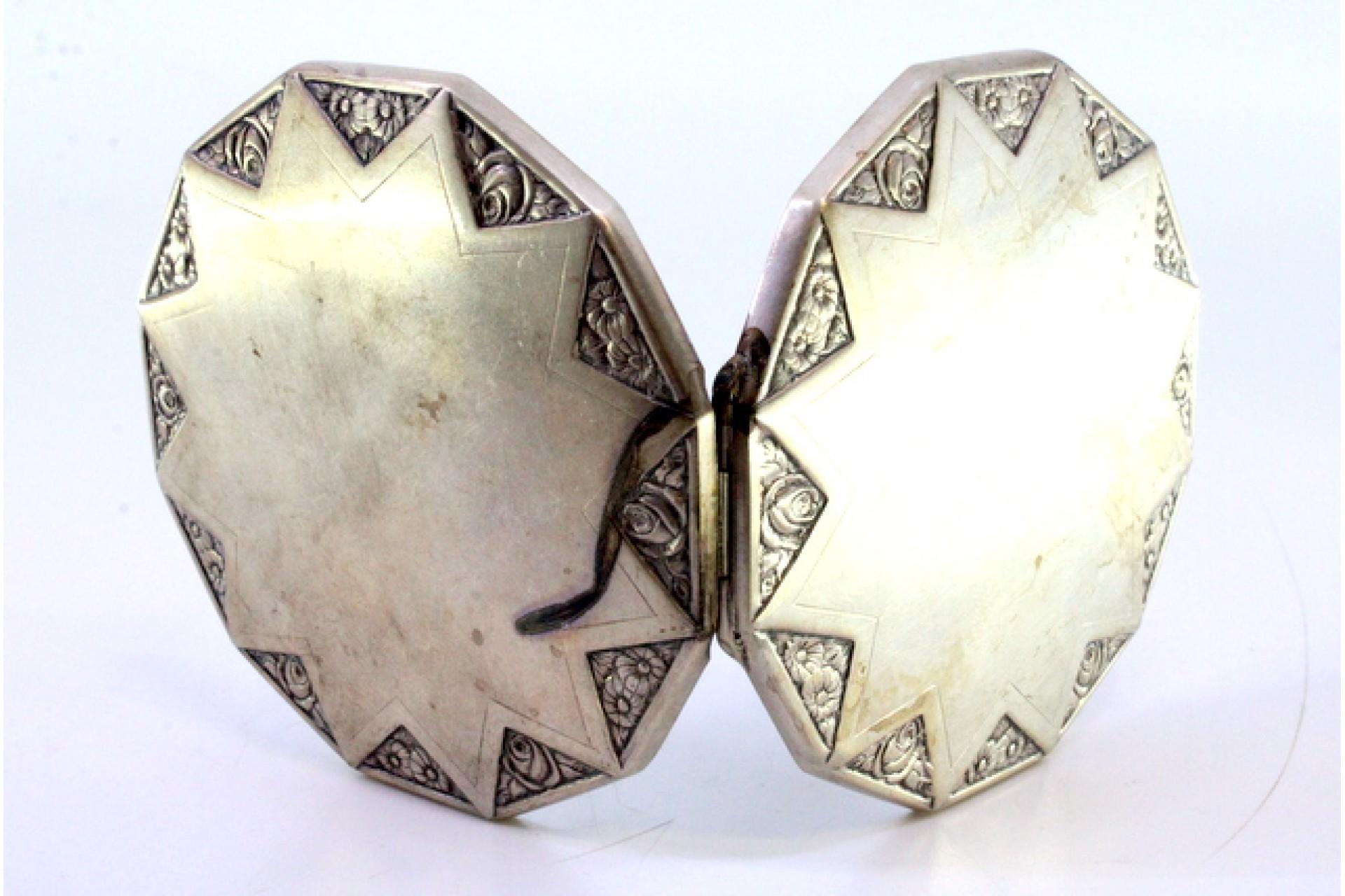 Silver toiletry box with floral reliefs, opening appliqu�é and mirror inside In Good Condition For Sale In Porto, PT