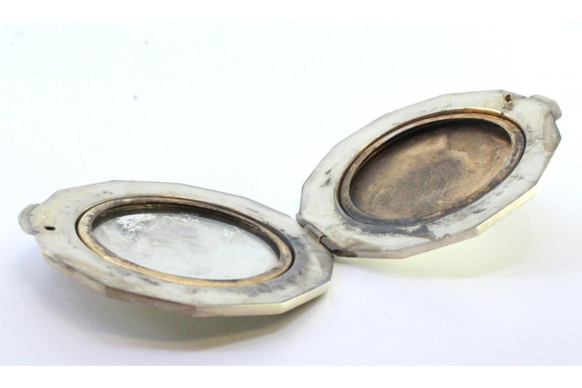 20th Century Silver toiletry box with floral reliefs, opening appliqué and mirror inside For Sale