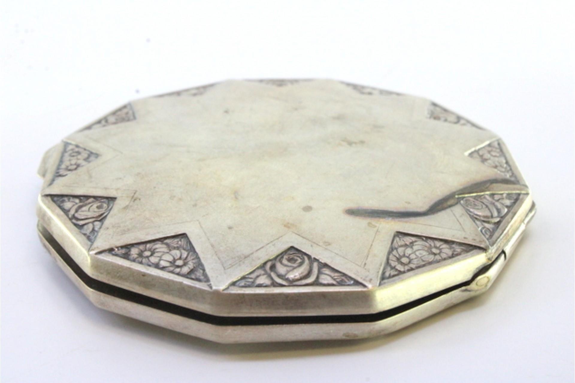 Silver toiletry box with floral reliefs, opening appliqué and mirror inside For Sale 1