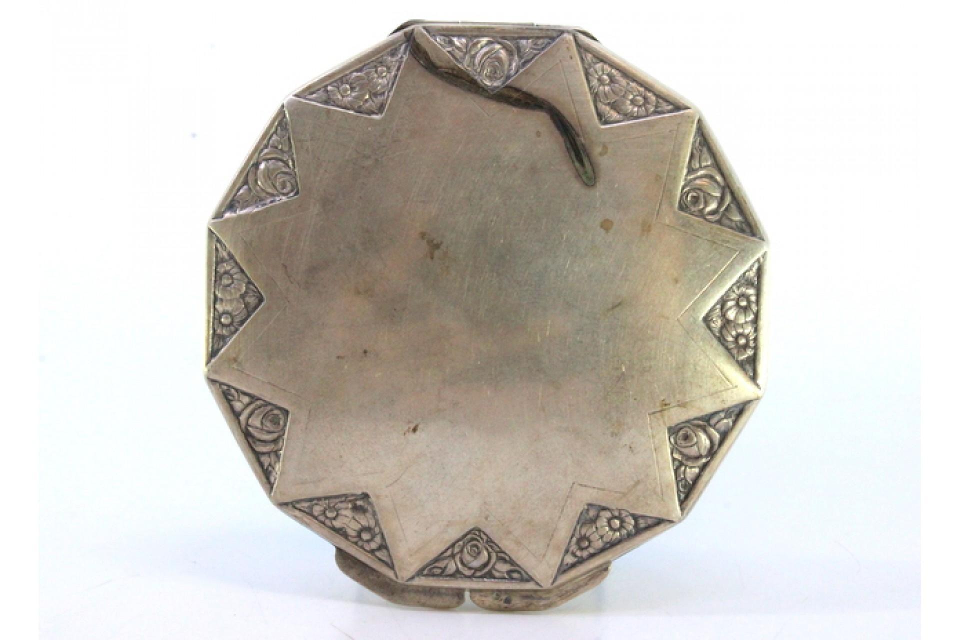 Silver toiletry box with floral reliefs, opening appliqué and mirror inside For Sale 2