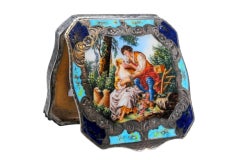 Silberne Toilettenschatulle mit Girlanden und galanter Emaille-Szene