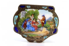 Boîte de toilette en argent avec guirlandes et scène émaillée troubadour.