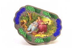 Boîte de toilette en argent avec guirlandes, intérieur doré et dames émaillées.