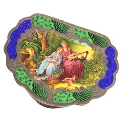 Boîte de toilette en argent avec guirlandes, intérieur doré et dames émaillées.