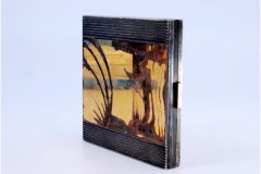 Silberne Toilettenschachtel mit Goldakzenten, ägyptischer Schiffsfigur und Steinen